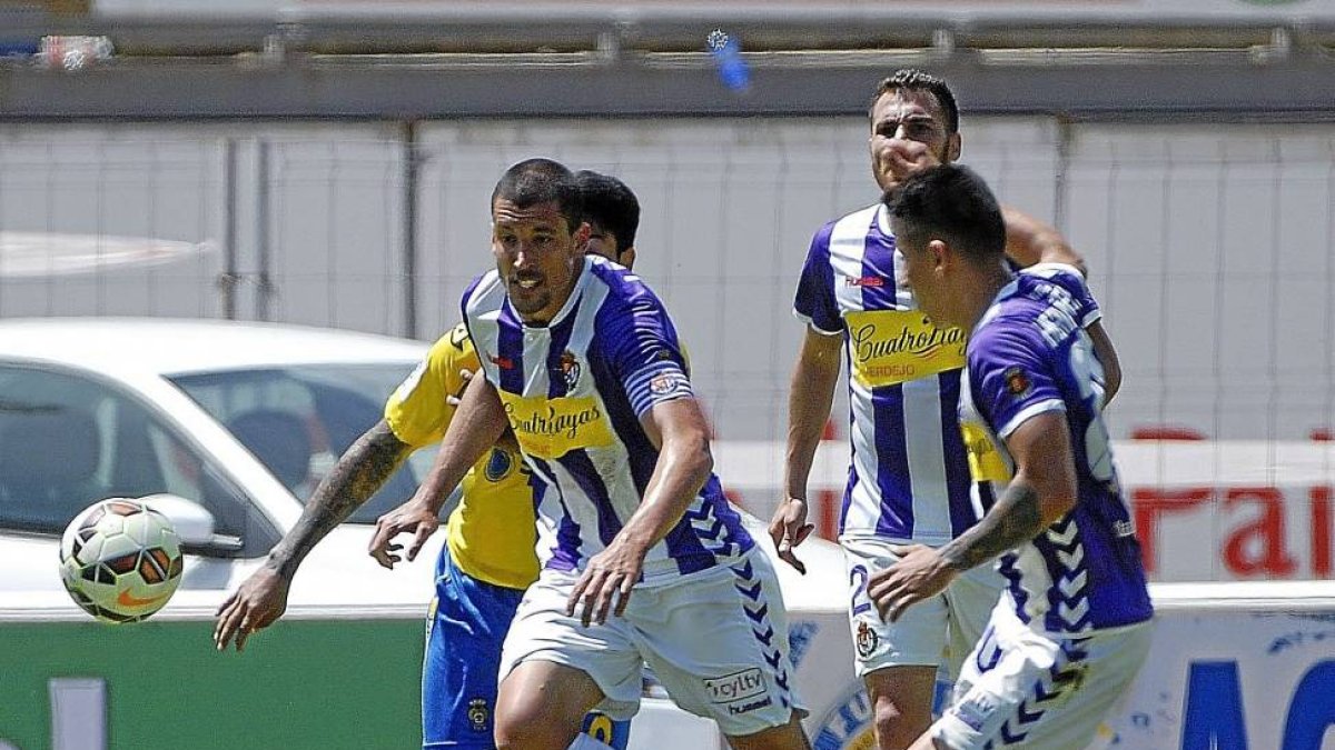 Rueda persigue el balón por delante de un jugador de Las Palmas-Photo-Deporte