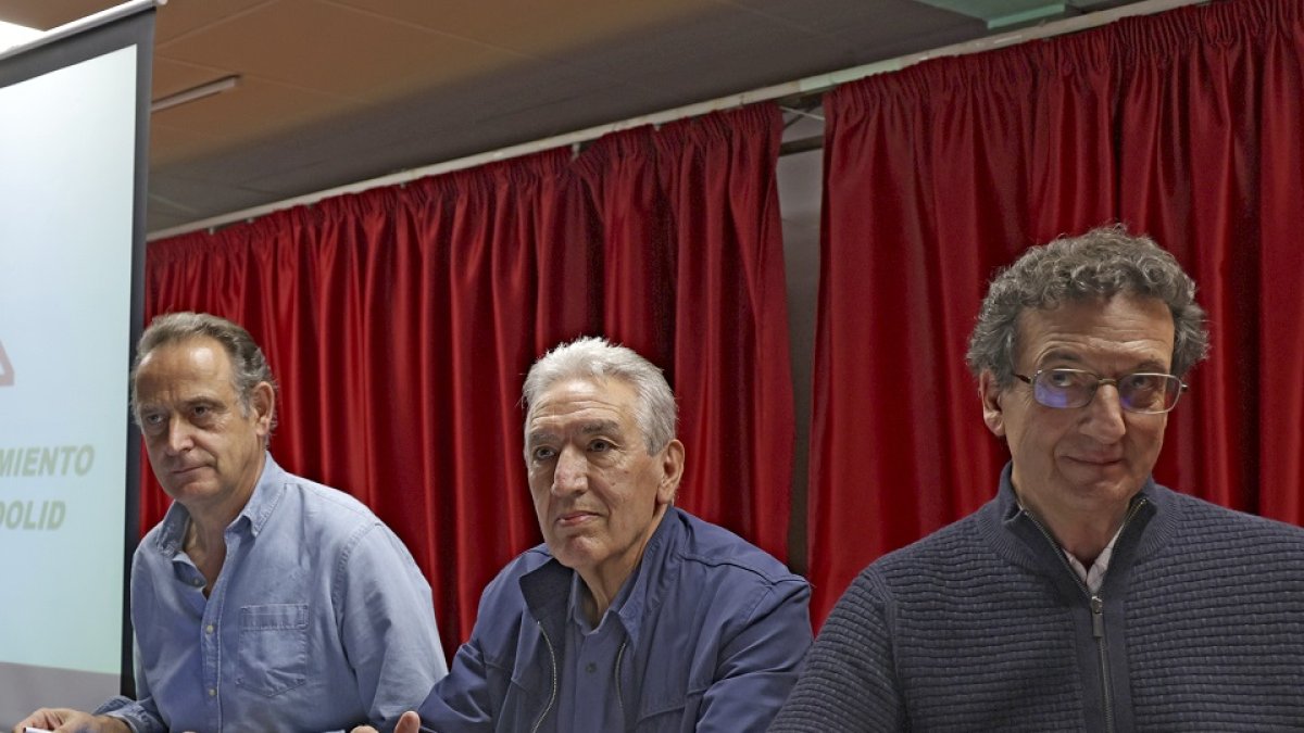 Cecilio Vadillo, Alfonso Peña y José Luis Lara, miembros de la plataforma del soterramiento. PHOTOGENIC/ JOSÉ C, CASTILLO