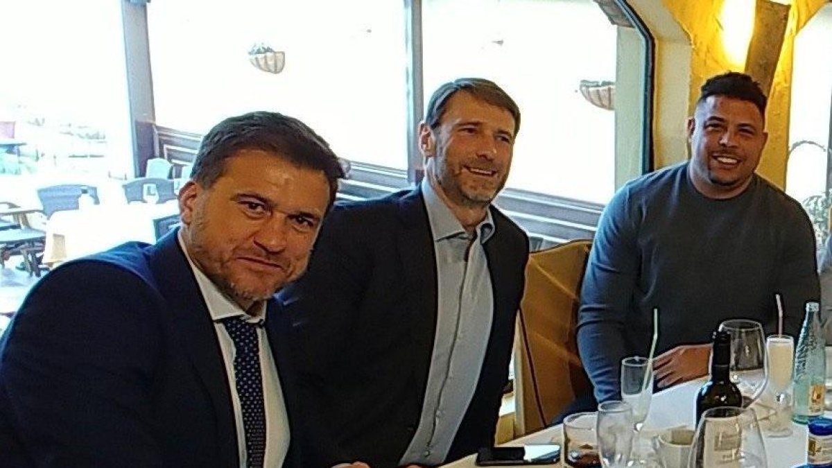 Luis Guerra, Carlos Suárez y Ronaldo Nazário en la comida del miércoles.-TWITTER
