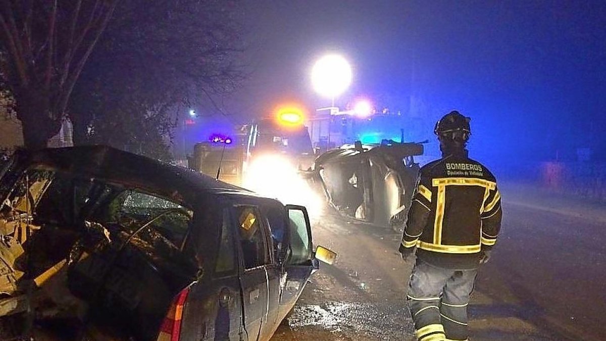 Bombero junto al coche siniestrado en Villabrágima .-E.M.