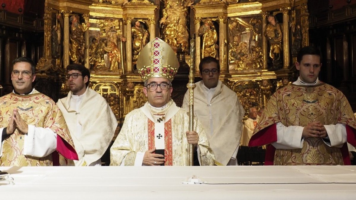 Jorge Polo (I), de 50 años, y Mario Martín (D), de 27, recibirán el sacramento del Orden el domingo en la Catedral de Valladolid. -ARCHIDIÓCESIS DE VALLADOLID