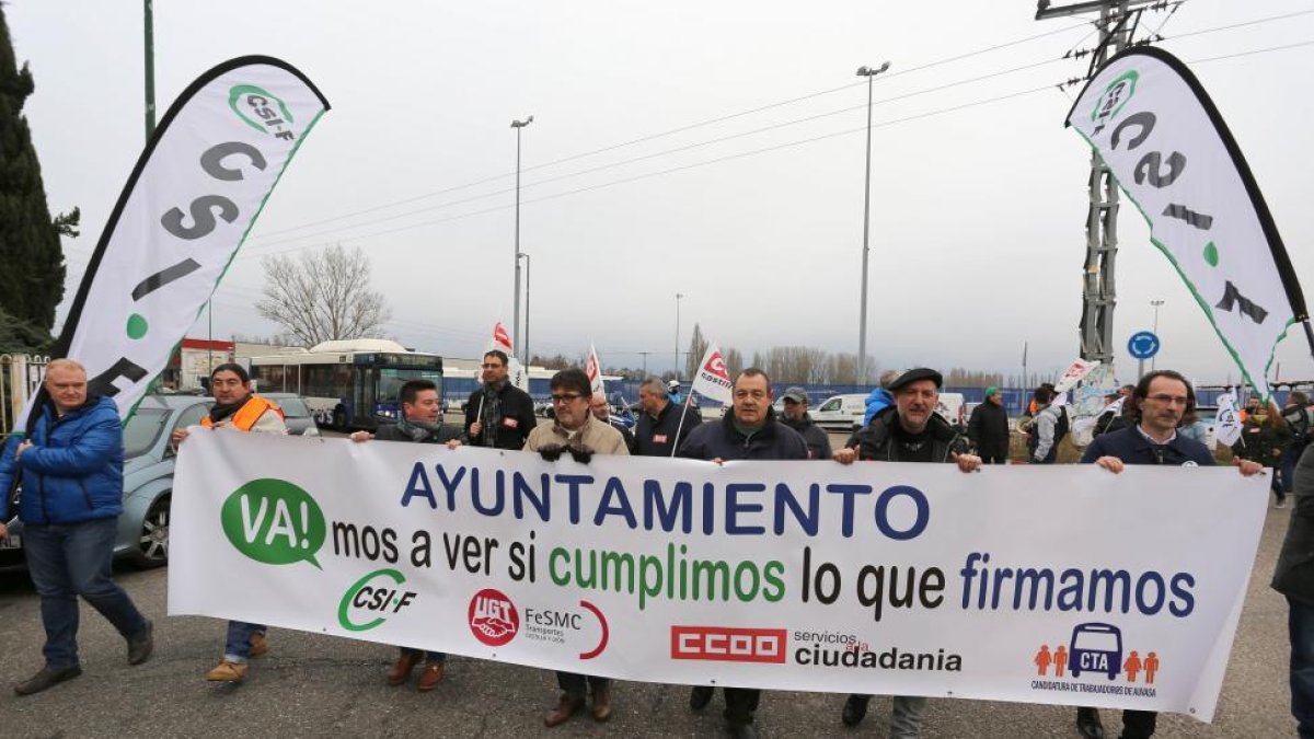 Los trabajadores de Auvasa se manifiestan por las calles de Valladolid para exigir a las empresa que se siente a negociar sus condiciones  Abrir Ficha  Ampliar en margen izquierdo  Abrir Ficha  Ampliar en margen izquierdo  Abrir Ficha  Ampliar en margen-ICAL