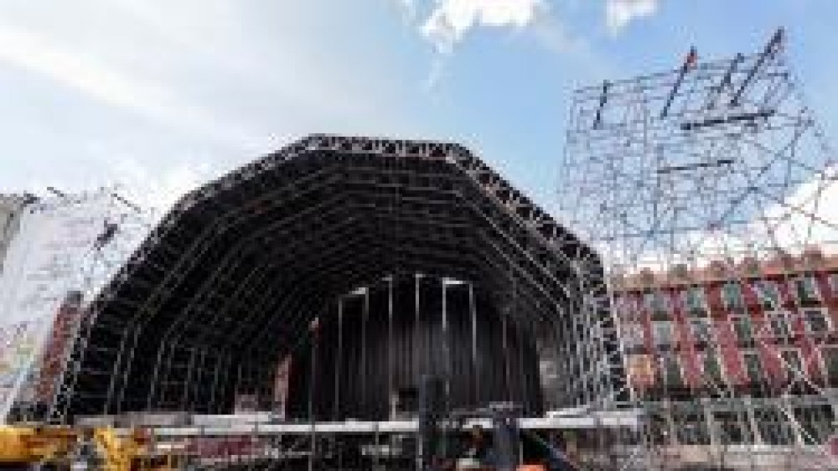 Montaje del escenario para los conciertos de la Plaza mayor en las fiestas de Valladolid 2023.- PHOTOGENIC