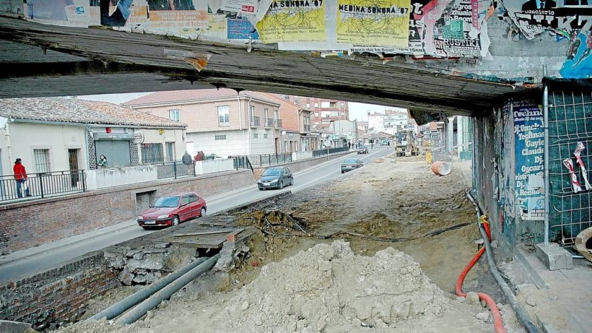 Última gran intervención en la calle Valladolid de Medina del Campo, acometida en 2007.-Santiago