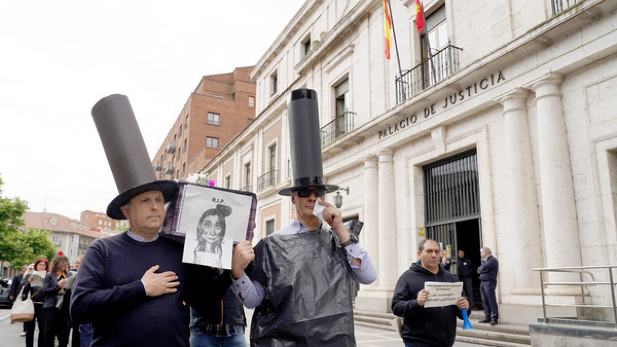 Manifestación de los funcionarios de justicia en Valladolid.- ICAL