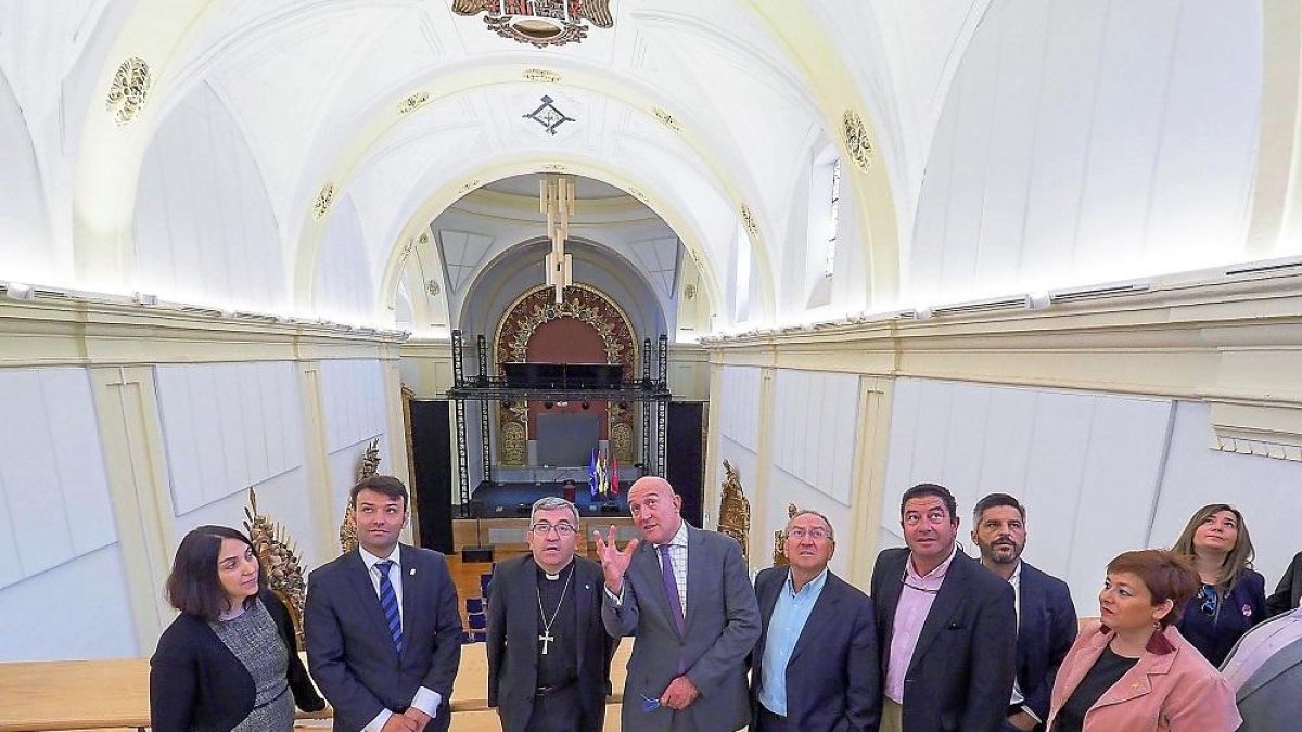 Carnero conversa con Argüello, flanqueados por Poncela y el senador Álvarez Villazán, ayer en la inauguración.-EL MUNDO