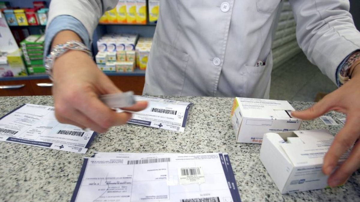 Expedición de medicamentos con receta en una farmacia.-ICAL