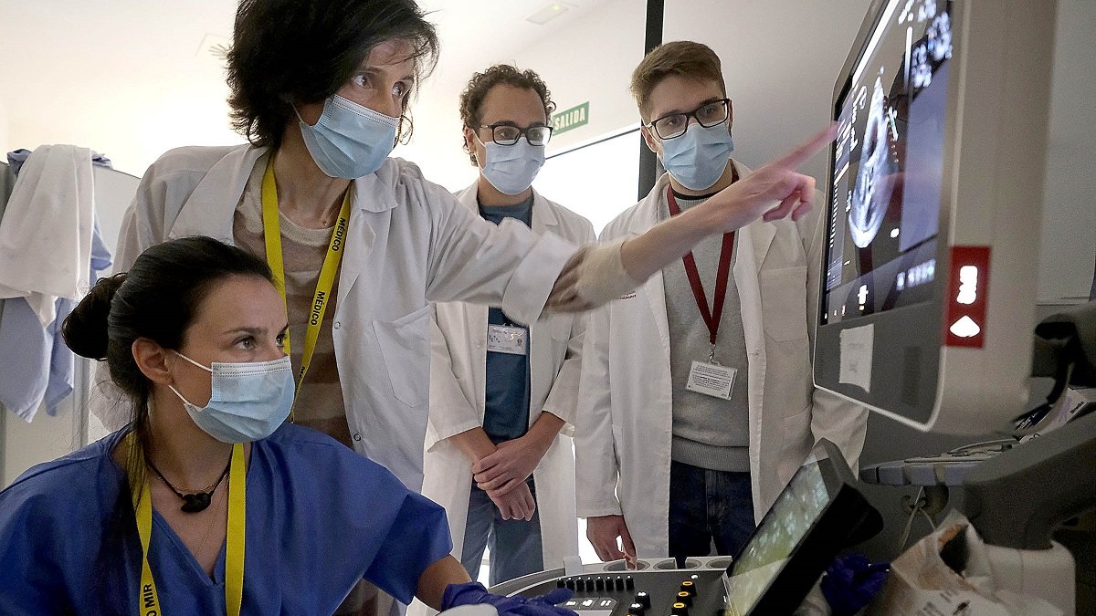 Varios profesionales revisan una ecografía de corazón en el Hospital de Salamanca. -ENRIQUE CARRASCAL