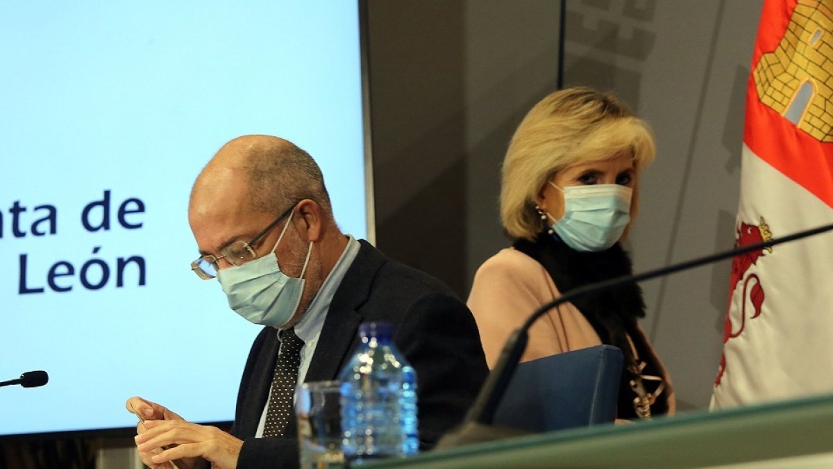 El vicepresidente, Francisco Igea, y la consejera de Sanidad, Verónica Casado tras el Consejo de Gobierno. / ICAL
