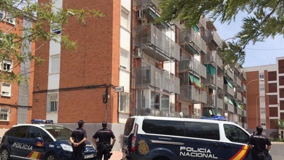 Tres agentes de policía han resultado heridos leves tras intervenir el el barrio de Pajarillos.-E.M