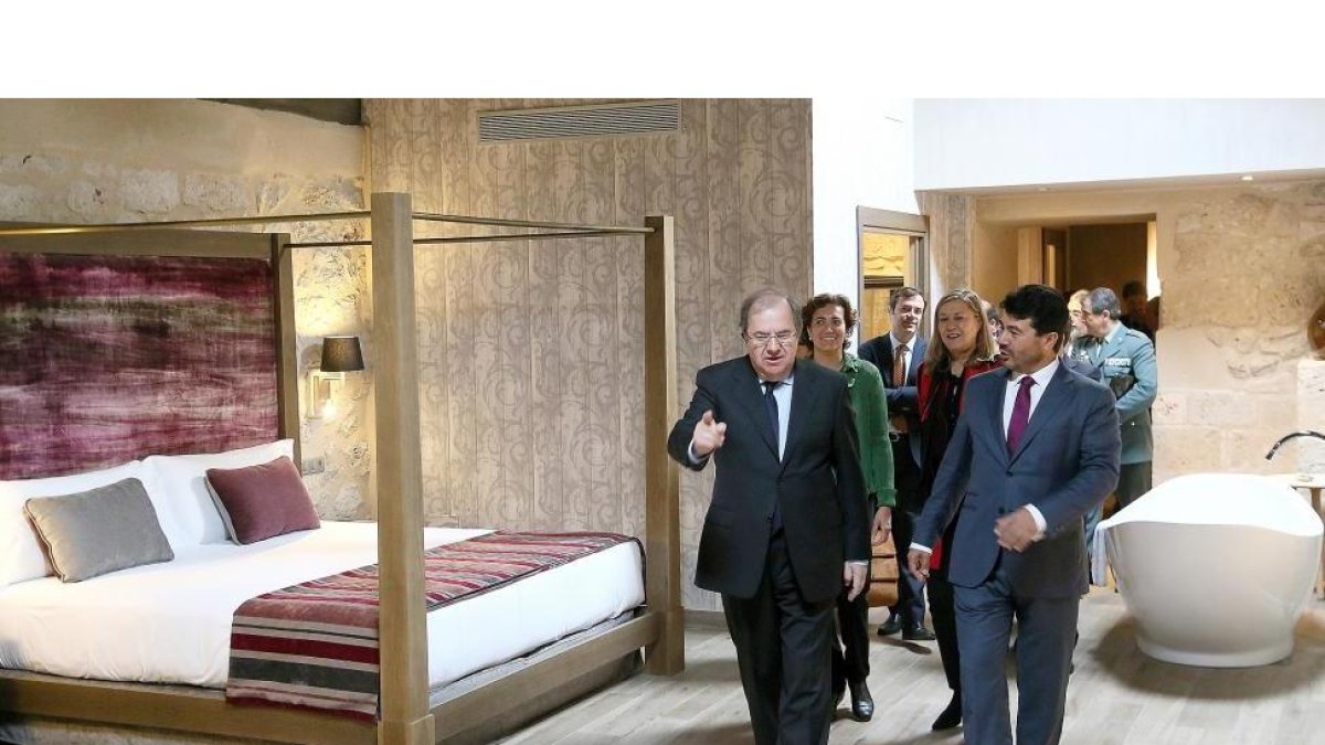 El presidente de la Junta, Juan Vicente Herrera, visita el Hotel Balneario Castilla Termal Monasterio de Valbuena tras el acto de inauguración, junto al presidente del Grupo Castilla Termal, Roberto García.-ICAL