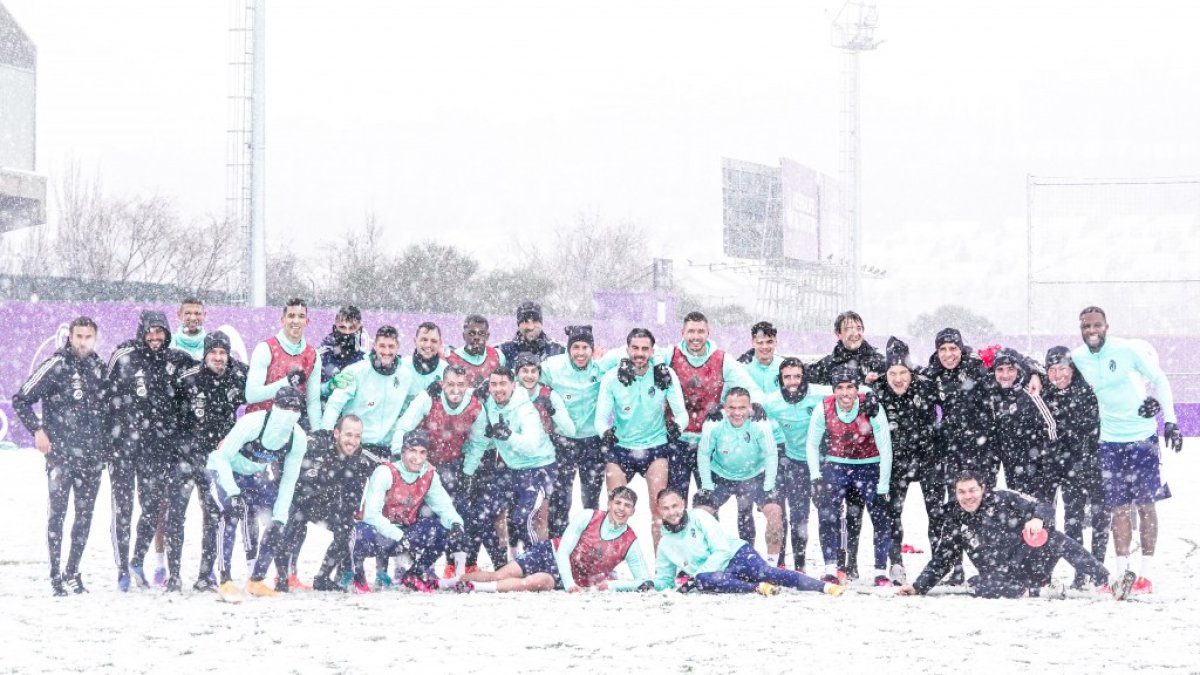 Real Valladolid entrena bajo la nieve. IÑAKI SOLA / RVCF
