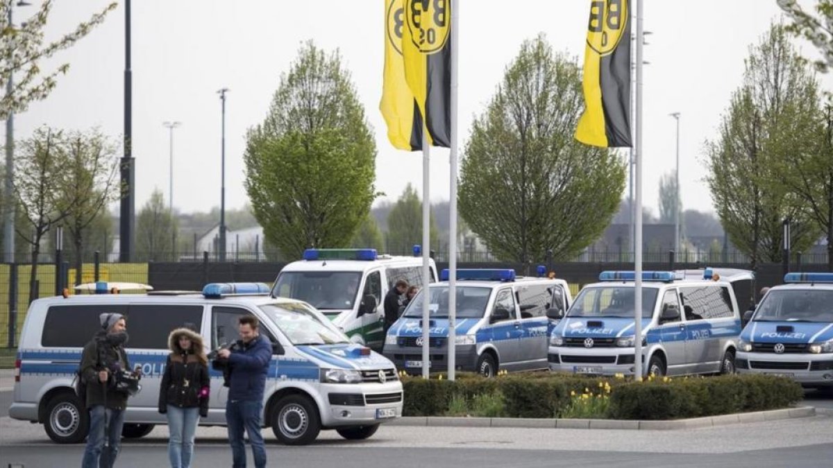 La policía monta guardai en las instalaciones del Borussia Dortmund-MARIUS BECKER