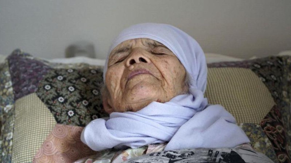 Bibihal Uzbeki, refugiada afgana de 106 años.-AP / DAVID KEYTON