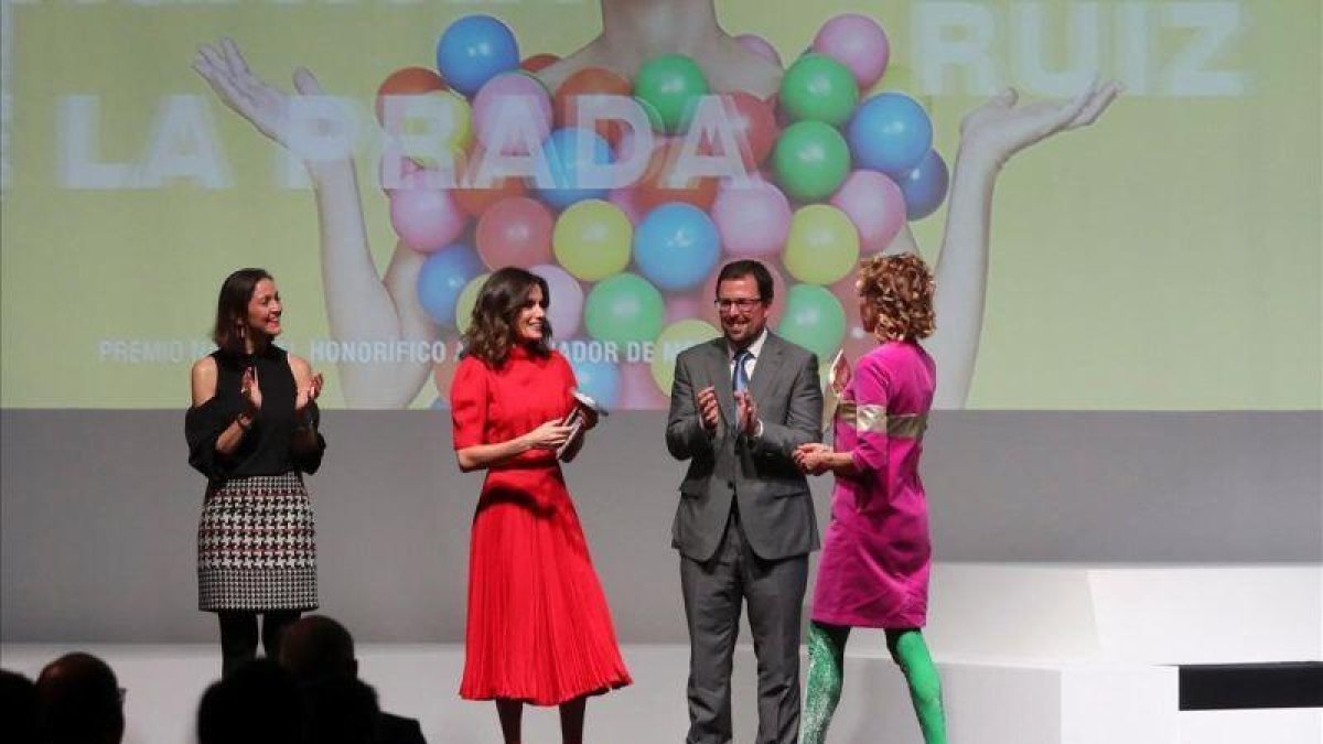 La reina Letizia entrega el premio a la diseñadora y empresaria Ághata Ruiz de la Prada.-EL PERIÓDICO
