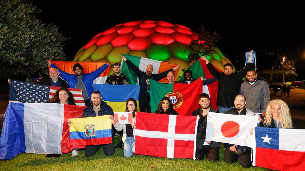 Los cocineros participantes en el mundial posan ayer ante la Cúpula del  Milenio sede los concursos nacional  y mundial, con los colores de Portugal .- J. M. LOSTAU