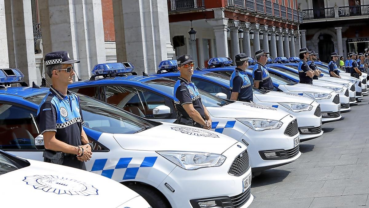 Presentación de los nuevos coches de la Policía Municipal.-J.M. LOSTAU