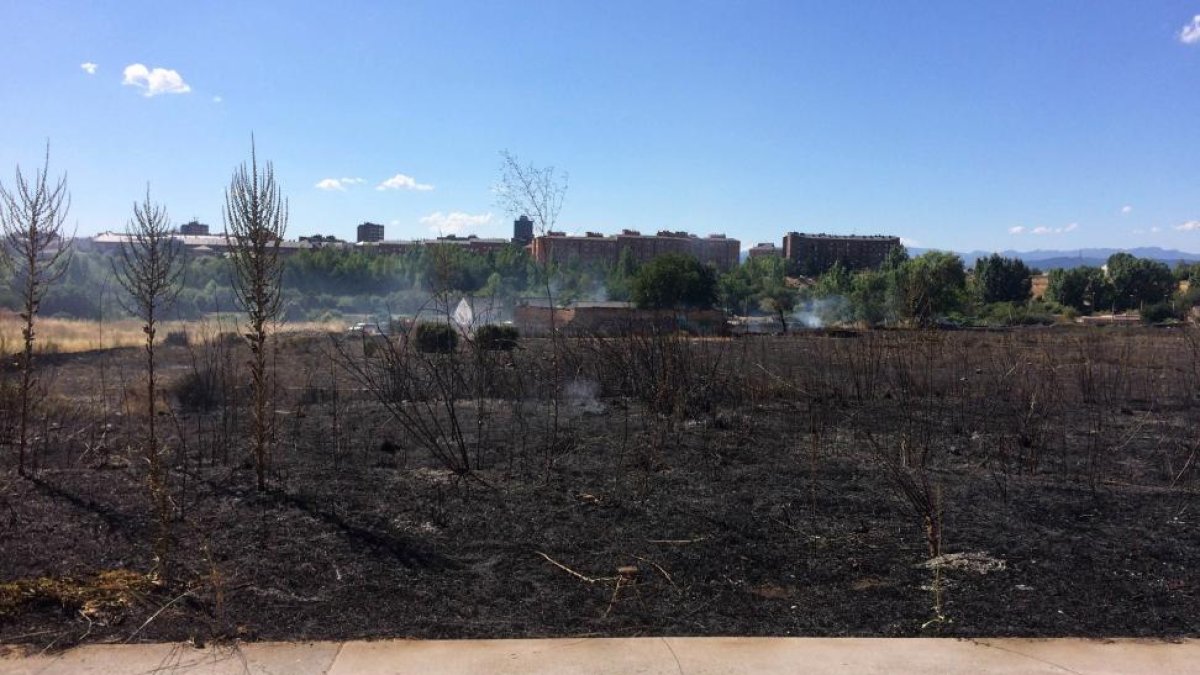 Incendio en un solar en el centro de Ponferrada.-ICAL