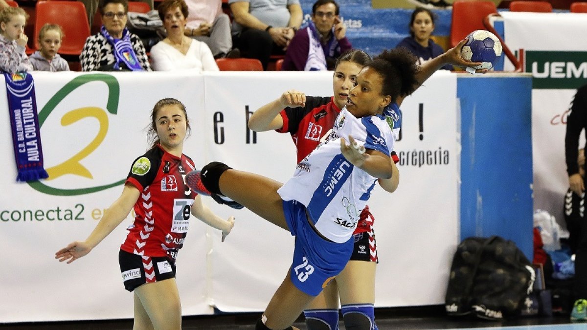 Yunis Camejo se dispone a lanzar en el partido frente al Zuazo.-J. M. LOSTAU