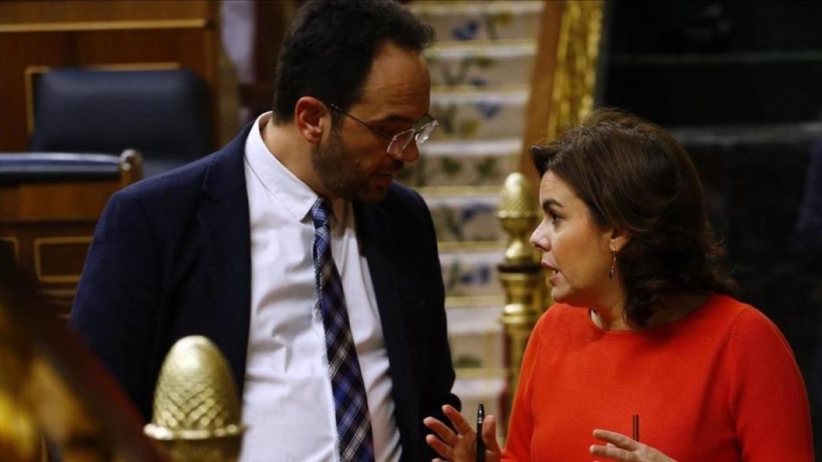 El portavoz socialista, Antonio Hernando, y la vicepresidenta del Gobierno, Soraya Sáenz de Santamaría, el pasado miércoles en el Congreso.-AGUSTÍN CATALÁN