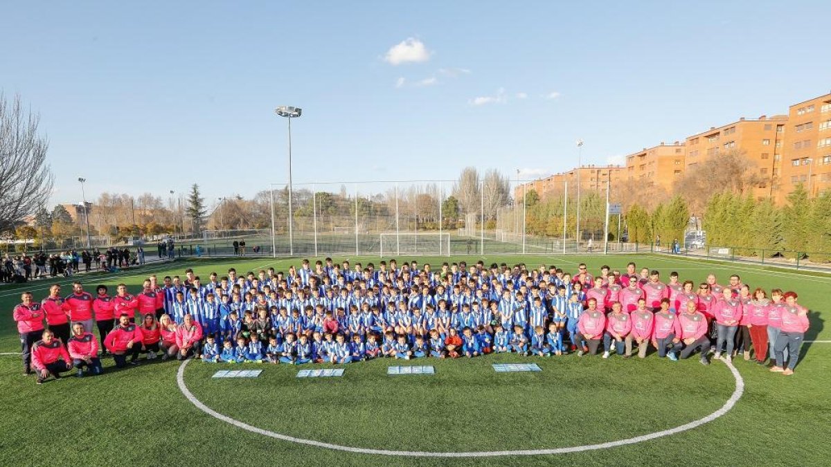 Los jugadores del Unión Delicias posan con los colores principales del club, mientras que los entrenadores lo hacen con las sudaderas rosas en favor de We CanBe Heroes.-J.M.LOSTAU