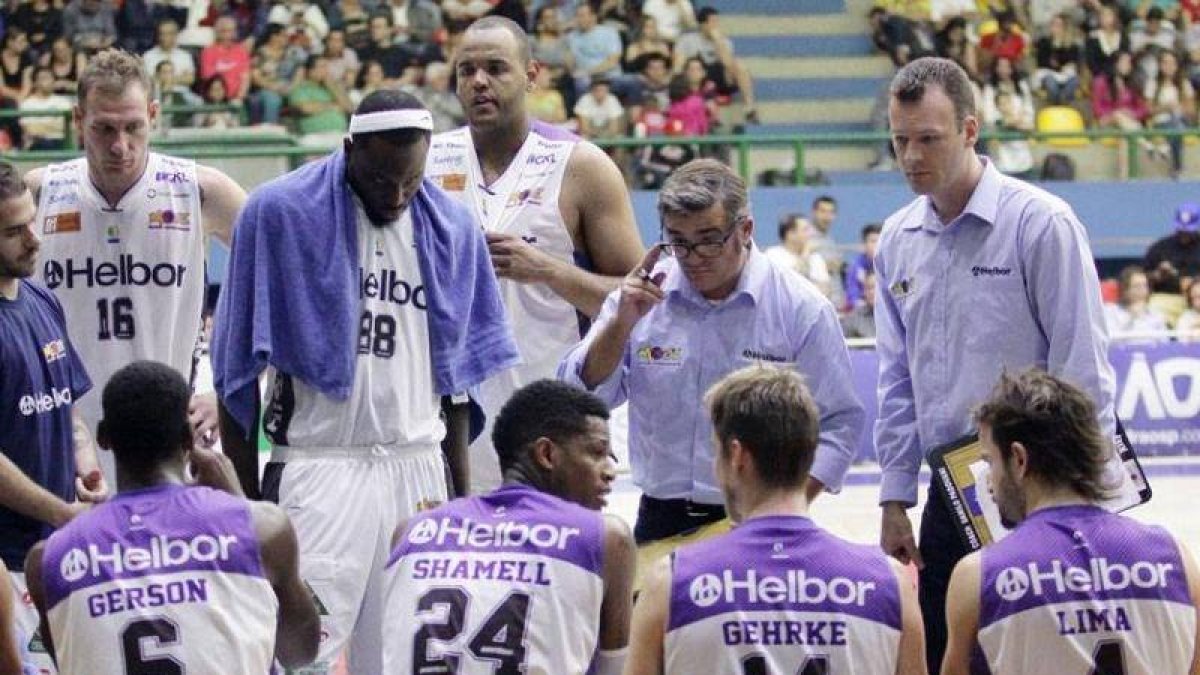 Paco García da instrucciones a sus jugadores en un tiempo muerto-El Mundo