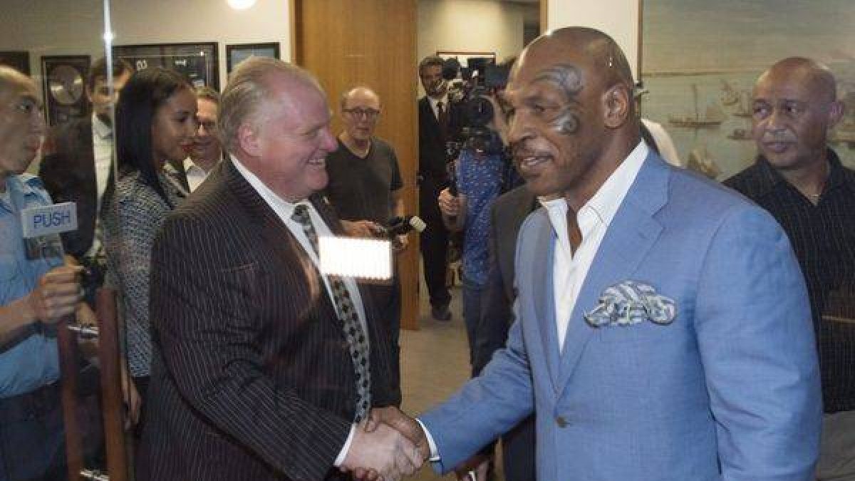 Mike Tyson, con el alcalde de Toronto, Rob Ford, el pasado martes.-Foto: DARREN CALABRESE / AP