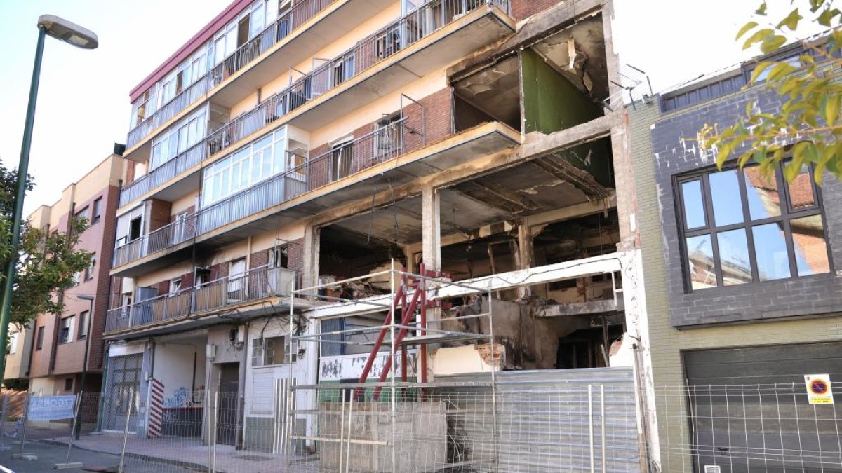 Estado del edificio de la calle Goya en Valladolid dos meses después de la explosión de gas.-J. M. LOSTAU