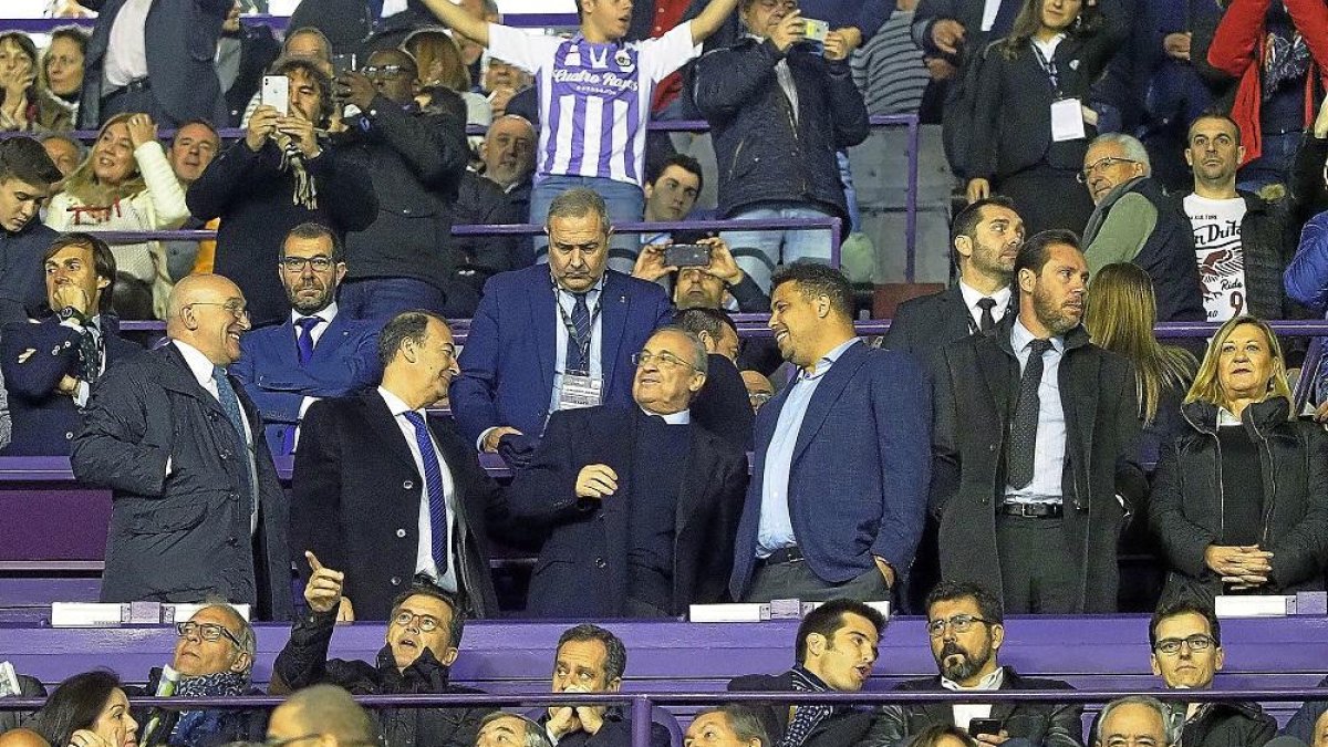 Ronaldo charla con Florentino Pérez en el palco del estadio Zorrilla.-PABLO REQUEJO