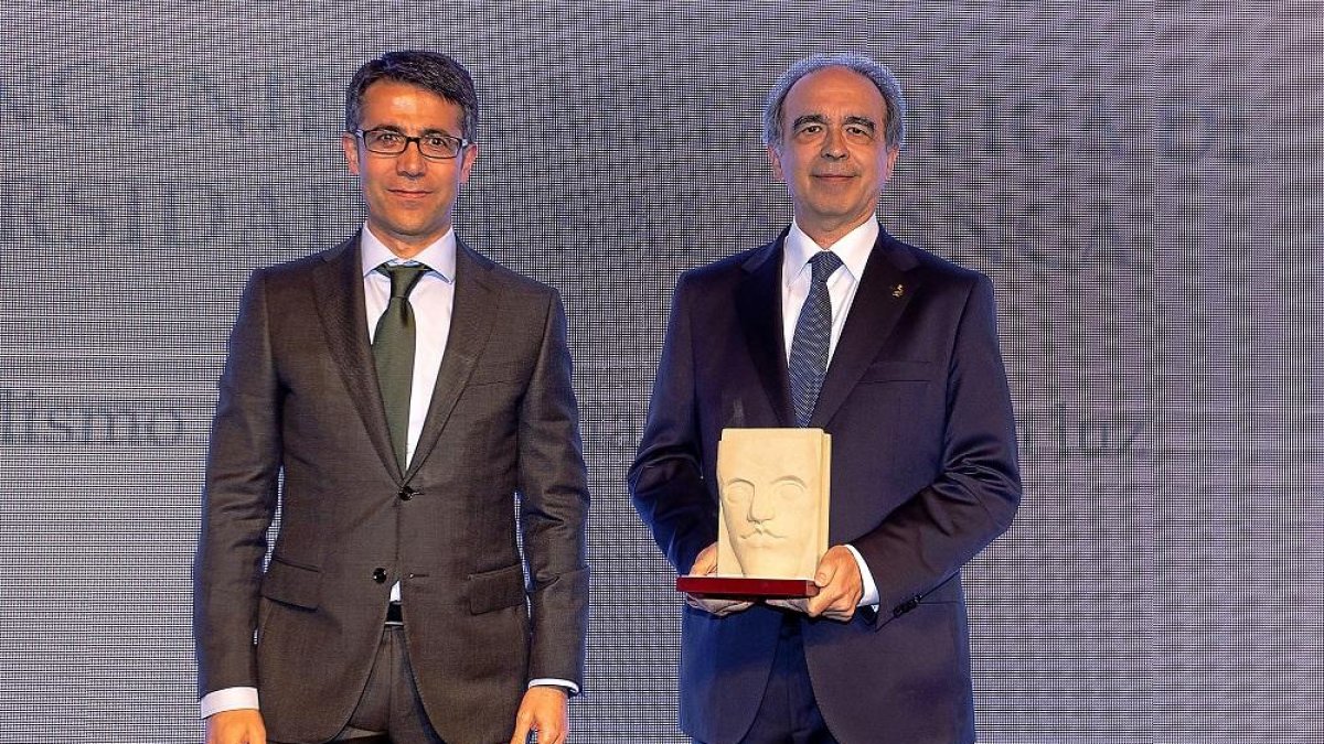 El investigador José Luis Revuelta recibe el premio de la mano de Celiano García.-J. M. LOSTAU