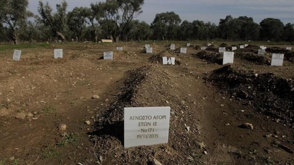 Tumba de un niño de 12 años ahogado, sin identificar, en una explanada en la isla de Lesbos.-EFE / ORESTIS PANAGIOTOU