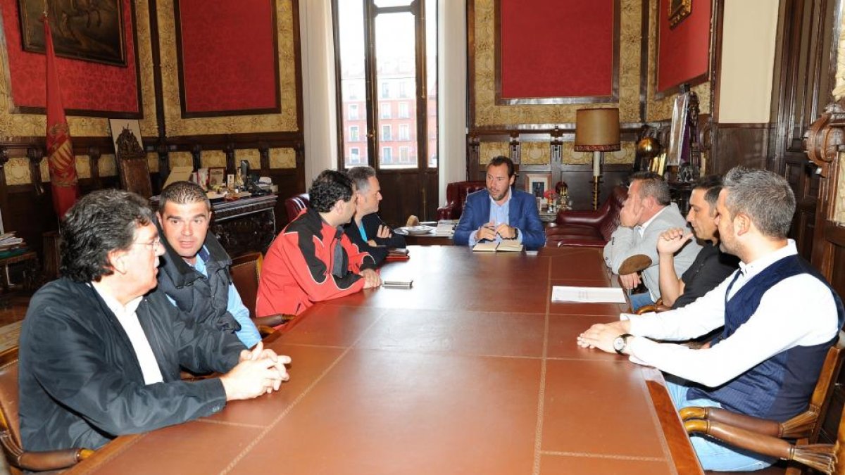 El alcalde de Valladolid, Oscar Puente, mantiene una reunión con representantes de los trabajadores de Lauki-ICAL