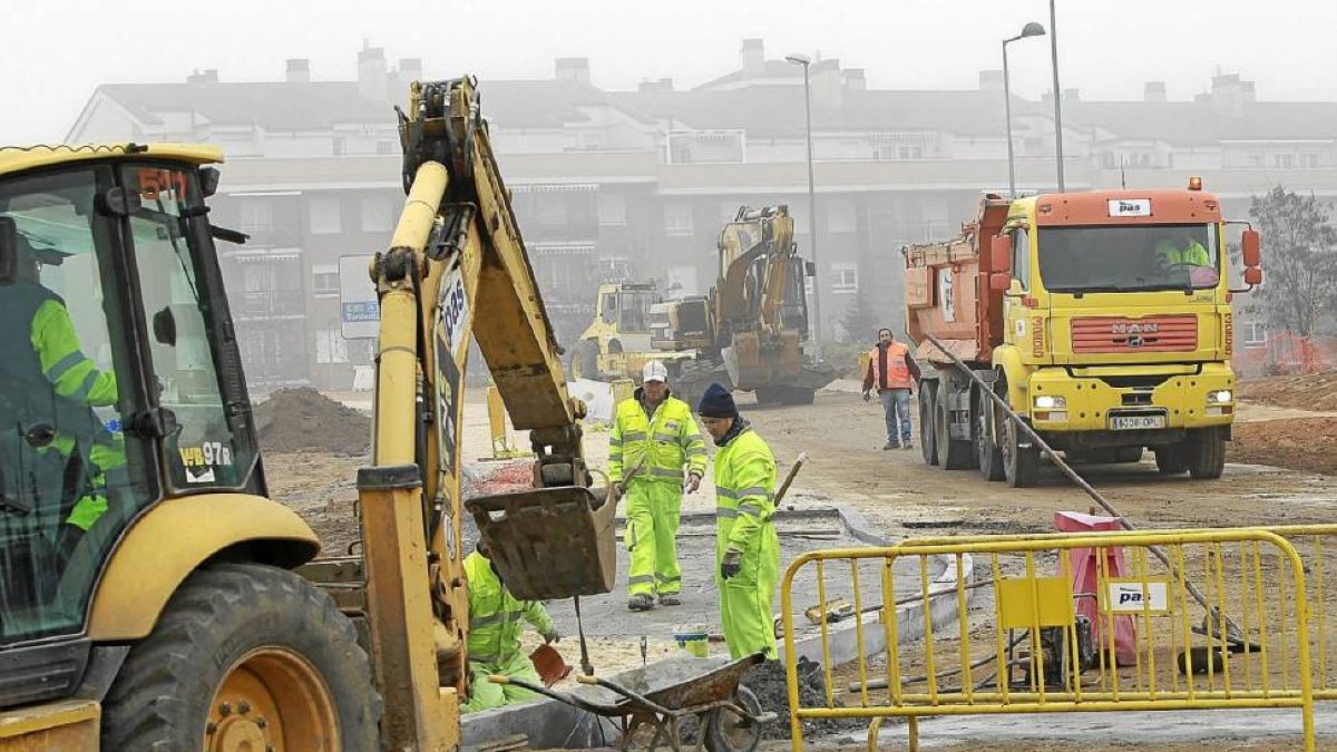 Varias máquinas y operarios trabajan en un ramal de la A-62 para urbanizarlo y convertirlo en calle-J. M. LOSTAU