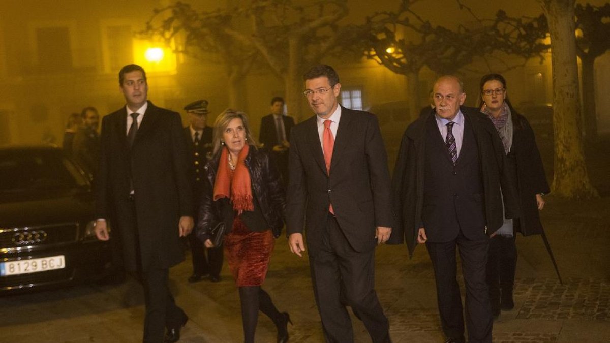 la delegada del Gobierno en Castilla y León, Maria Jose Salgueiro, junto al ministro de Justicia, Rafael Catalá Polo, en la inauguración del XII Congreso Nacional de la Asociación Judicial Independiente.-ICAL