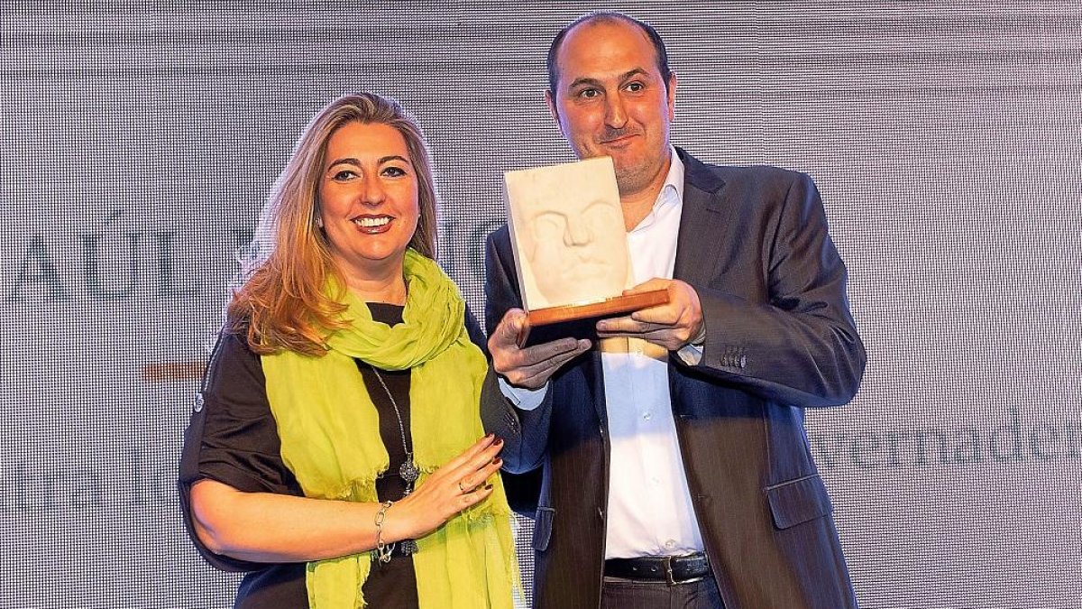 Lola Peñas entrega el premio Bankia Innovador Joven al investigador soriano Raúl Muñoz.-J. M. LOSTAU