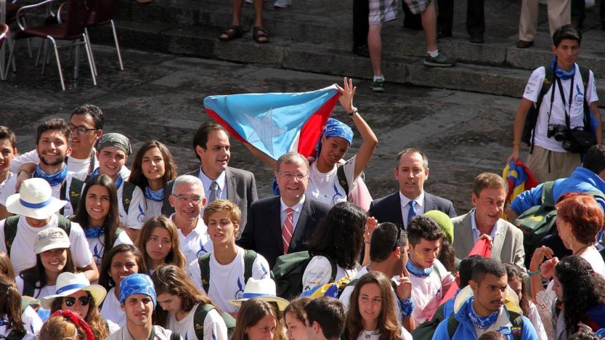 Los expedicionarios de Ruta BBVA 2015 visitan León en la tercera etapa por la Comunidad. El alcalde de la ciudad, Antonio Silván, les recibe en el consistorio de San Marcelo-Ical