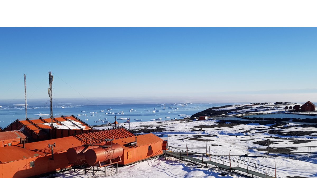 Vista de la base antártica argentina de Marambio con el mar de Weddell al fondo. ICAL