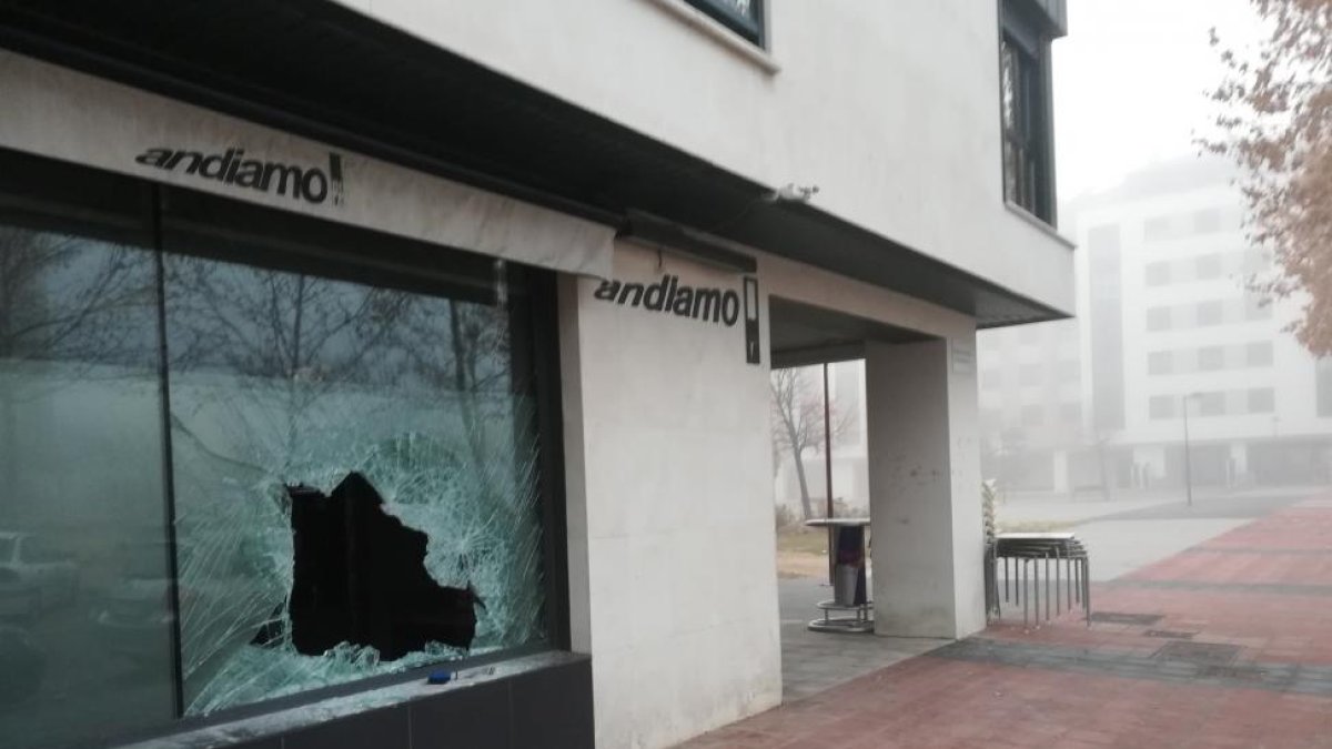 Estado de la luna del bar tras el atraco.-EL MUNDO