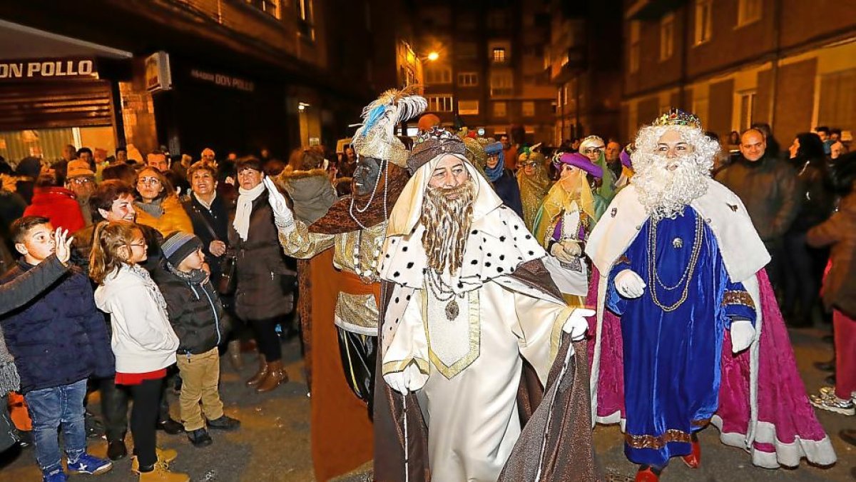 Los tres Reyes Magos saludan a los más pequeños en el barrio Pajarillos.-J. M. LOSTAU