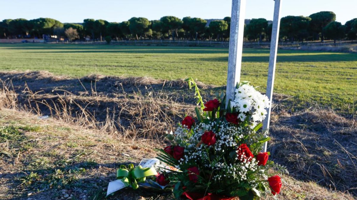 Flores en el lugar en el que aparecía el cuerpo de Esther. J. M. LOSTAU