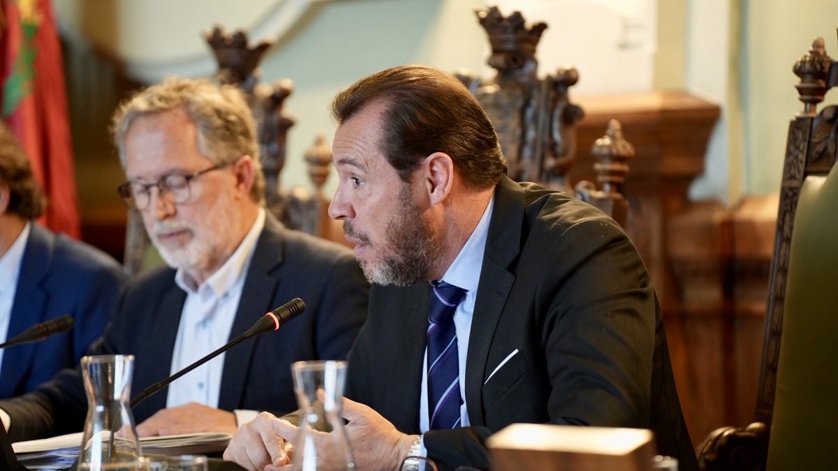 Óscar Puente y Manuel Saravia durante un pleno del Ayuntamiento de Valladolid, en una imagen de archivo.- PHOTOGENIC