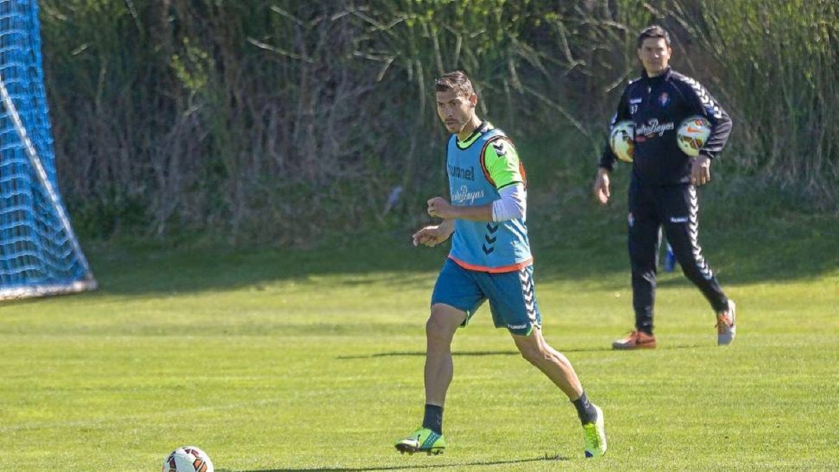 Samuel da un pase en el entrenamiento del martes-Pablo Requejo