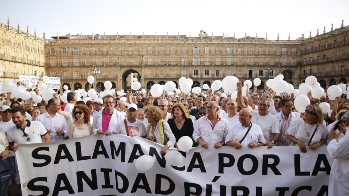 Manifestación convocada por la plataforma en defensa de la sanidad pública en Salamanca donde han acudido más de un millar de personas-ICAL