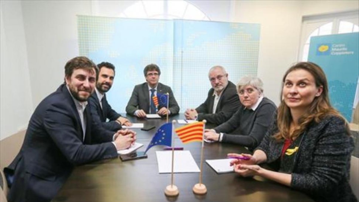 Toni Comín, Roger Torrent, Carles Puigdemont, Lluís Puig, Clara Ponsatí y Meritxell Serret, ayer, en Bruselas.-/ EFE / STEPHANIE LECOCQ