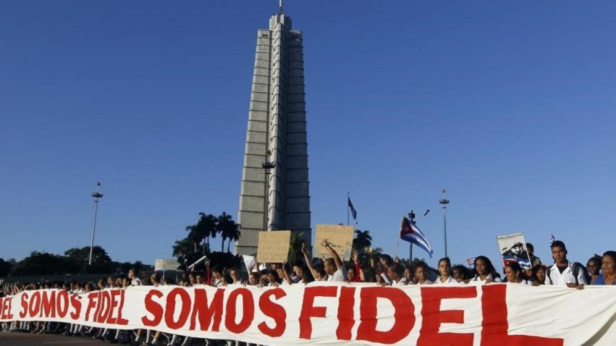 Pancarta en la plaza de la Revolución de la Habana.-EFE / Ernesto Mastrascusa