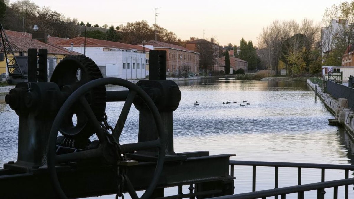 Barrio de La Victoria. Dársena del Canal de Castilla en La Victoria en la actualidad. - PHOTOGENIC