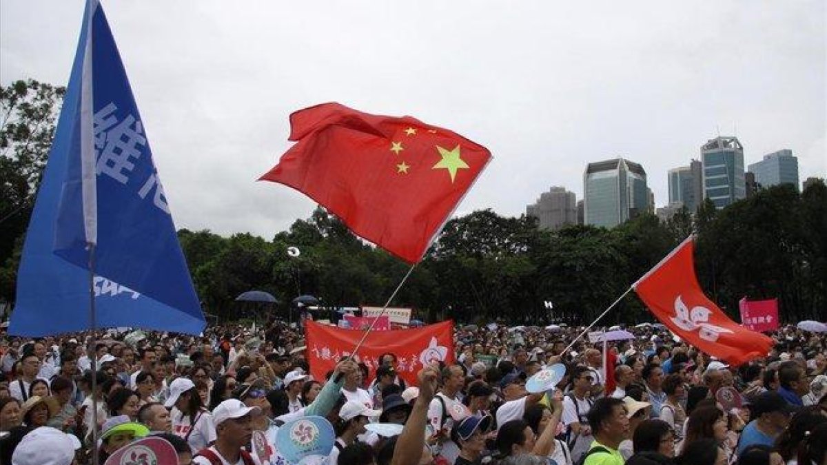 Manifestación en Hong Kong contraria a las protestas que han paralizado la isla.-ADRIÁN FONCILLAS