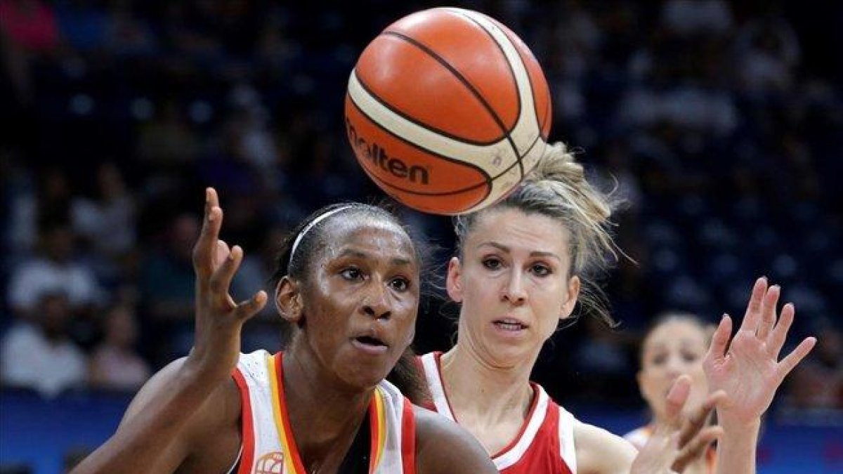 Astou Ndour, en acción, ante Beliakova, en el partido de cuartos de final.-ANDREJ CUKIC (EFE)