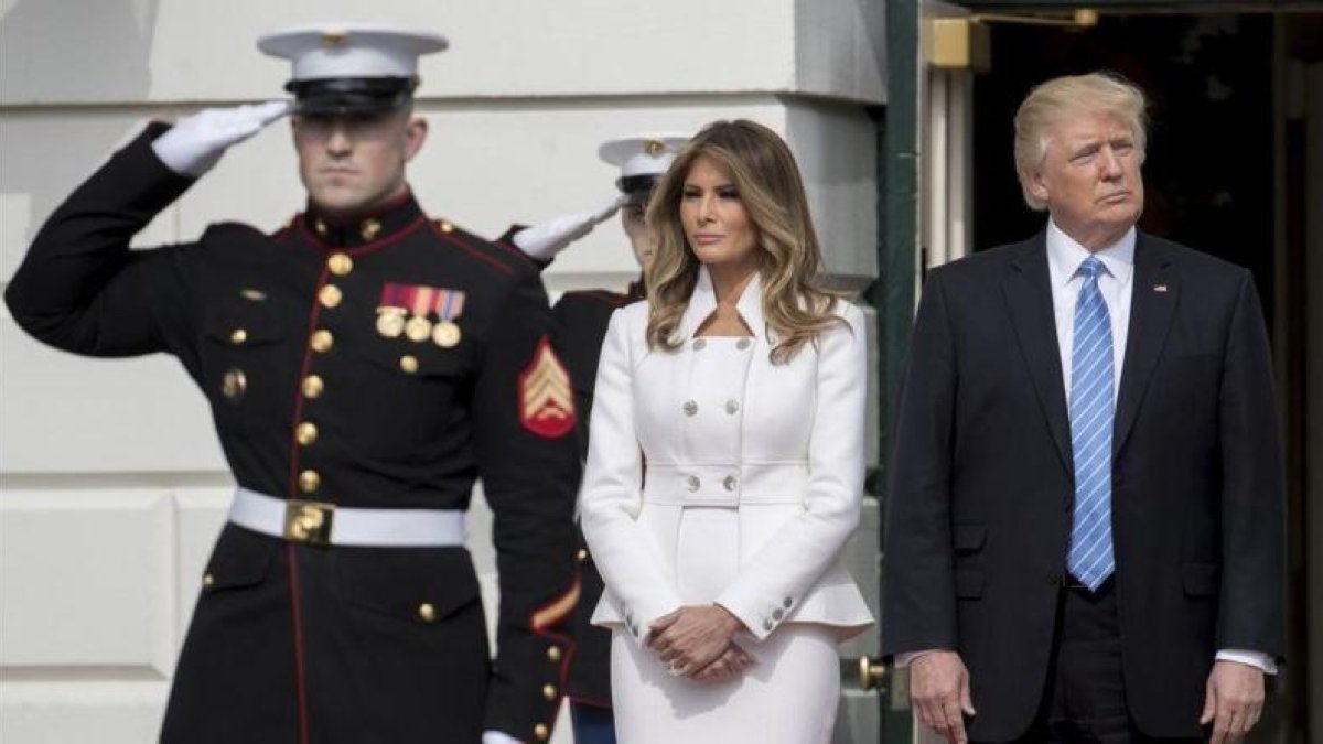 Donald Trump  y su esposa, Melania, esperan la llegada del primer ministro israeli  Benjamin Netanyahu y de su mujer, Sara, en la Casa Blanca, el 15 de febrero.-EFE / ANDREW HARRER