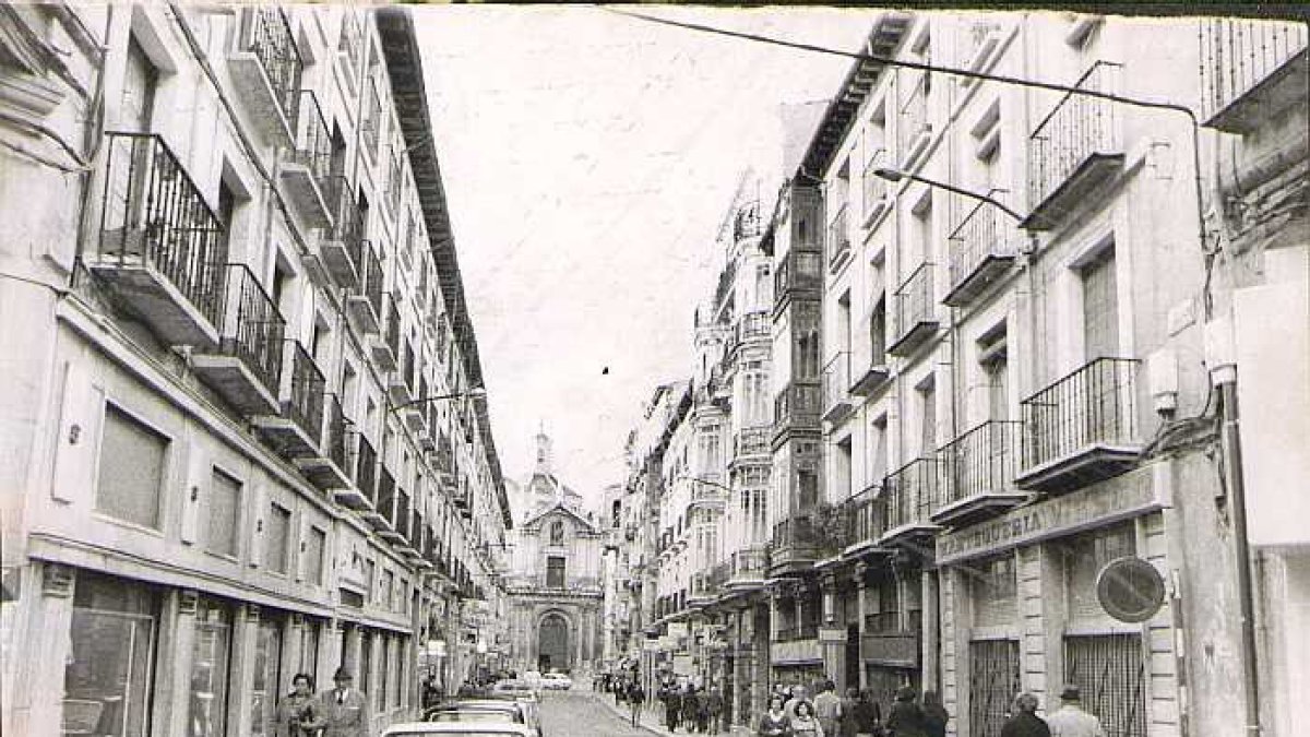 Calle de la Platería con la iglesia de la Vera Cruz al fondo, 198?.- ARCHIVO MUNICIPAL DE VALLADOLID